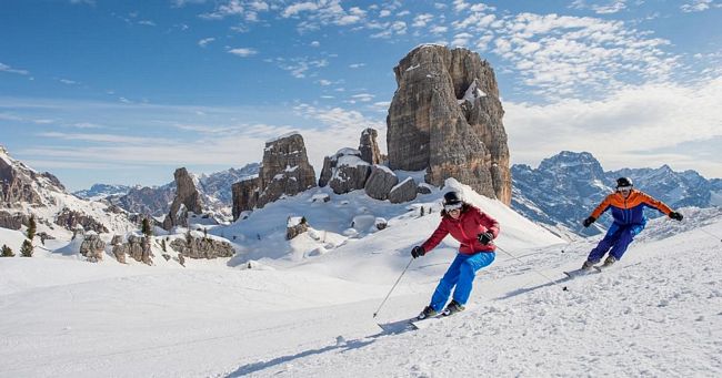 Sciatori sulle piste di Cortina d'Ampezzo