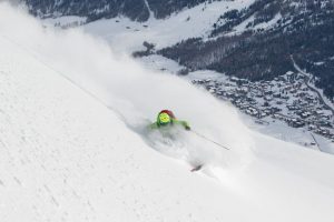 Sciatore sulle piste da sci di Livigno