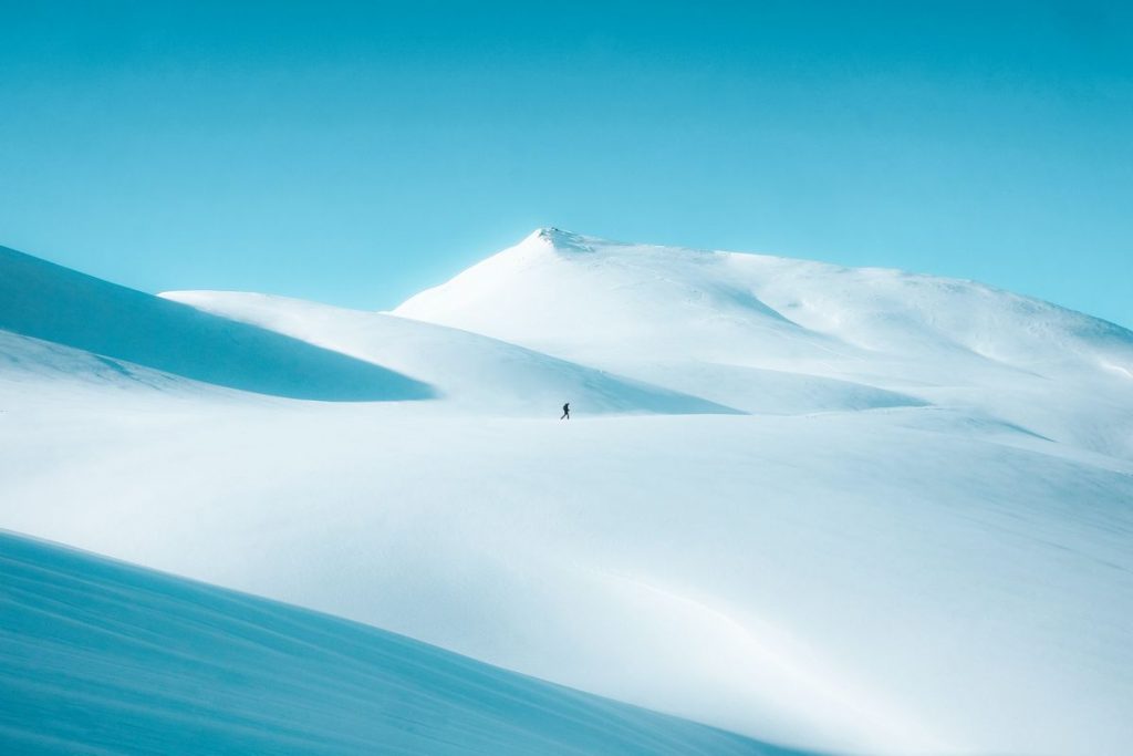 Sciatore solitario nella neve
