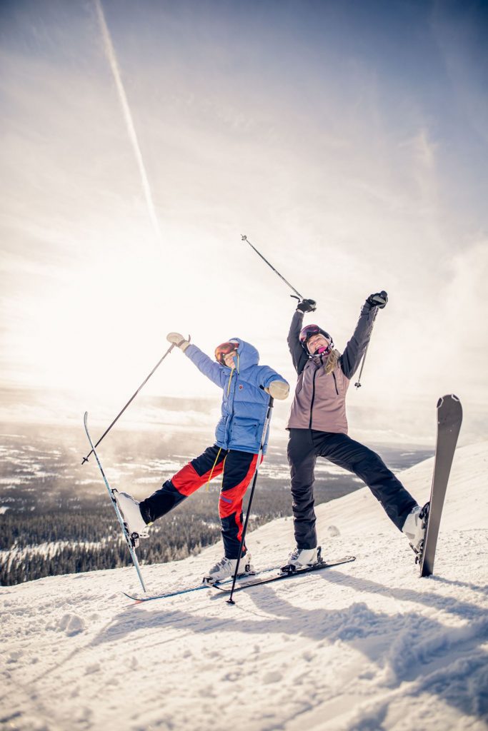 due sciatori si divertono sulla neve durante la loro settimana bianca risparmio