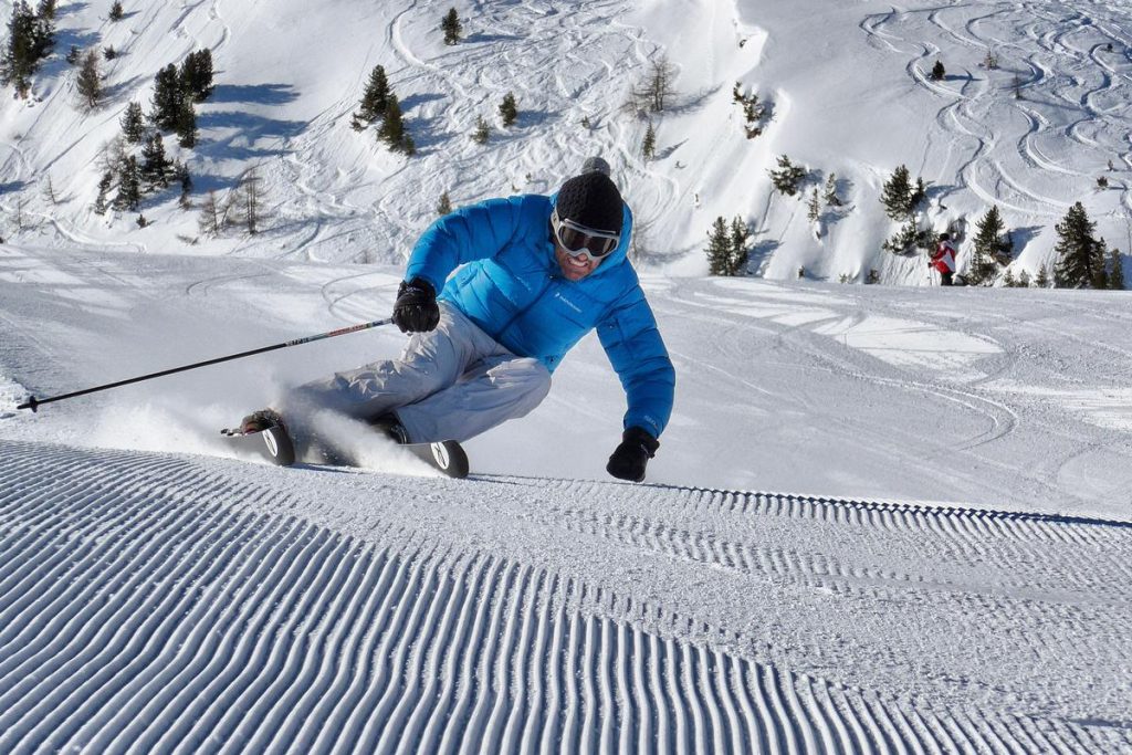 Sciatore si diverte sulle piste da sci